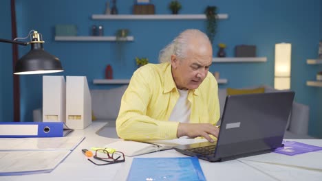 Heimbüroangestellter-Alter-Mann,-Der-Gestresst-Am-Laptop-Arbeitet.